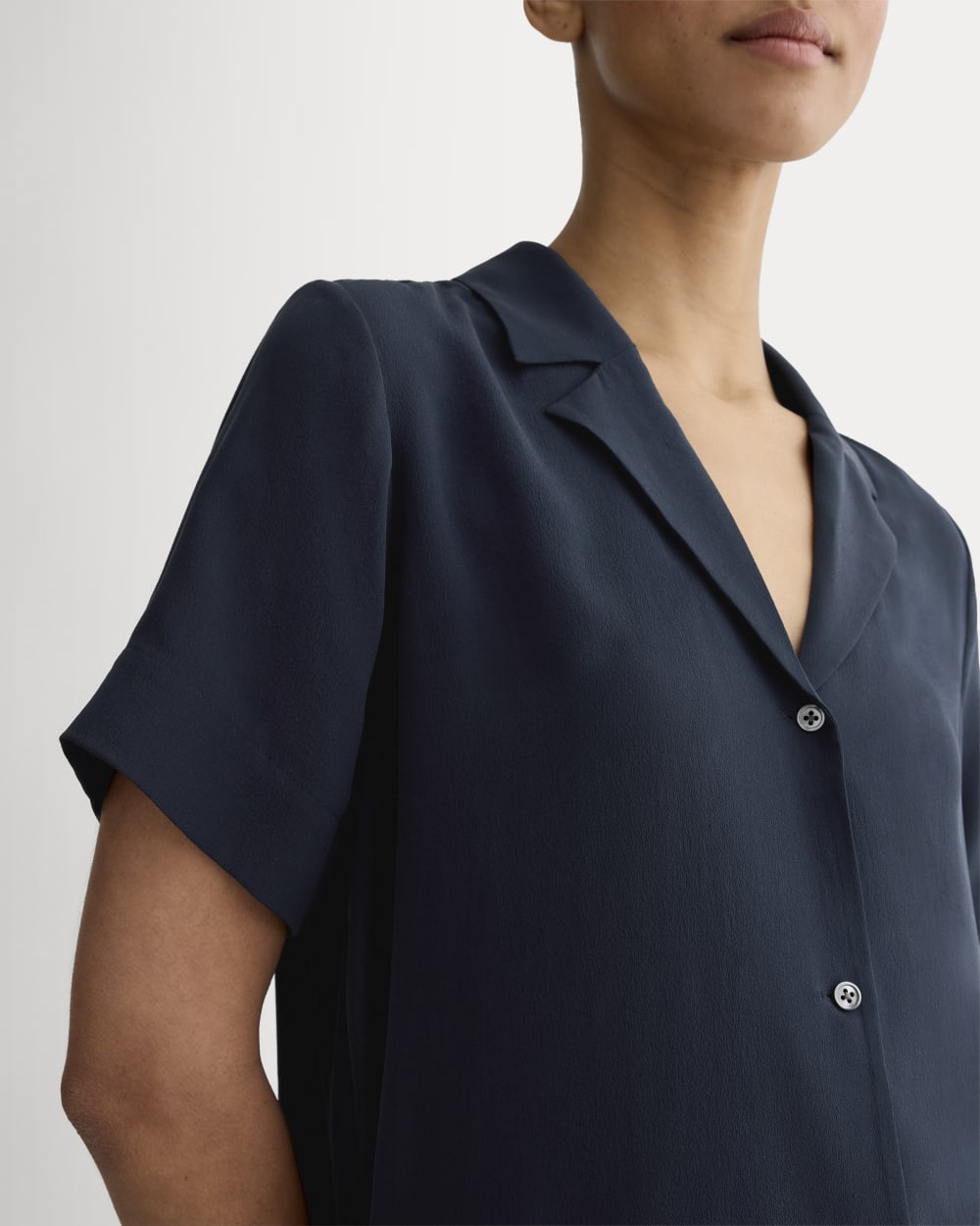 The Notch Shirt in Washable Silk | Navy - Image 4