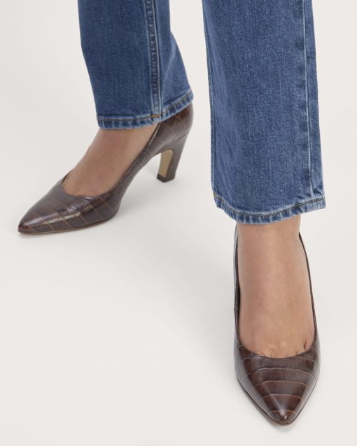 Alternative view of The Banana Pump | Brown Crocodile