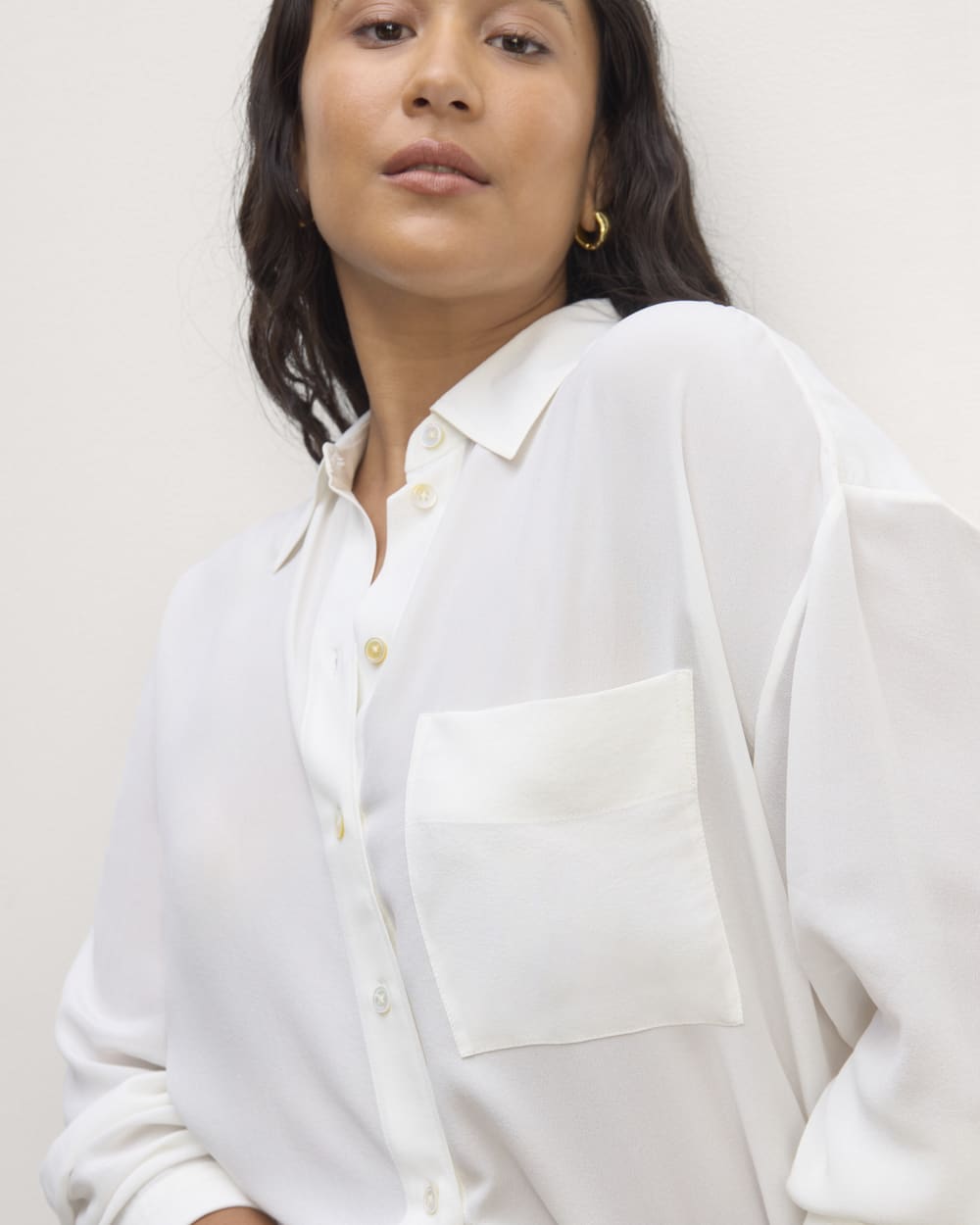 The Boyfriend Shirt in Washable Silk | Off-White - Image 4