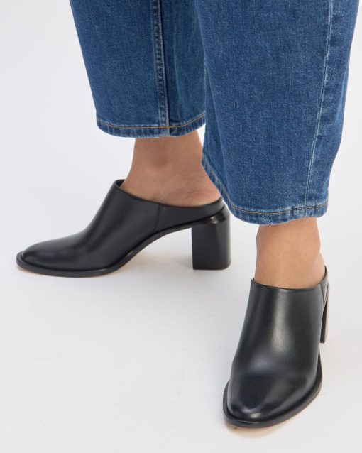 Alternative view of The Outlaw Mule | Black
