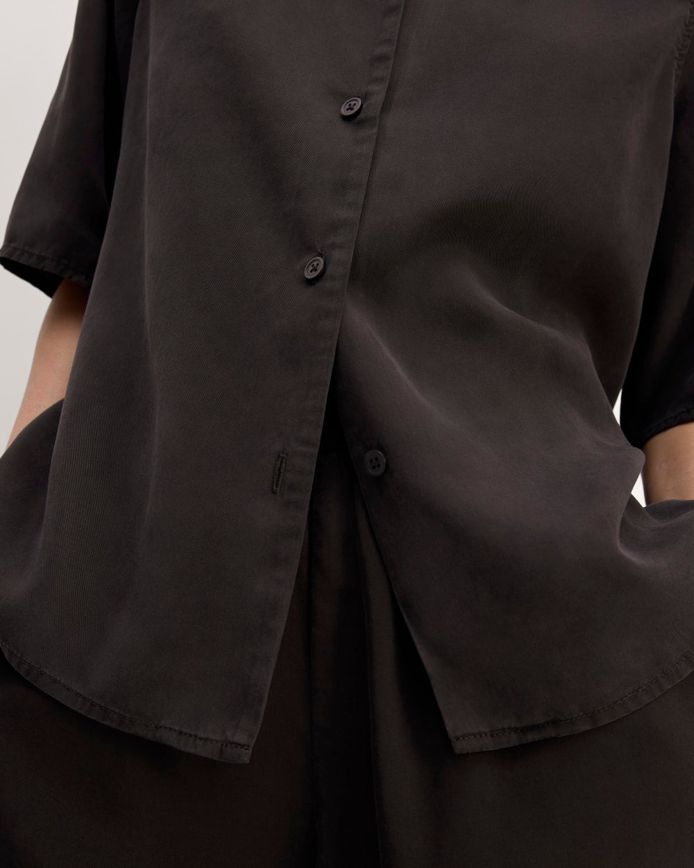 The Short-Sleeve Shirt in Butterlite | Black - Image 5