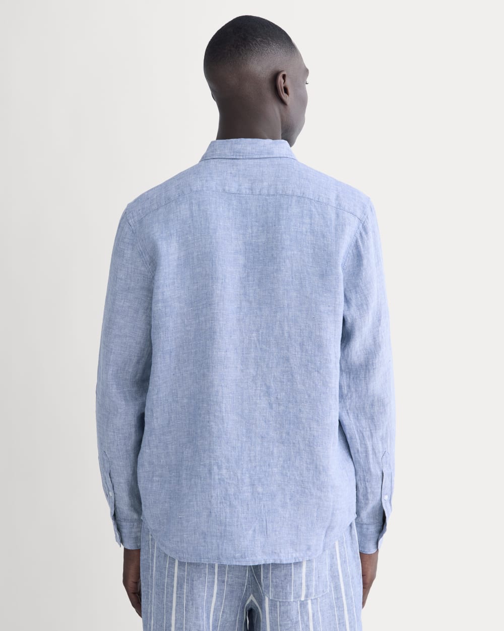 The Classic Shirt in Linen | Chambray - Image 5