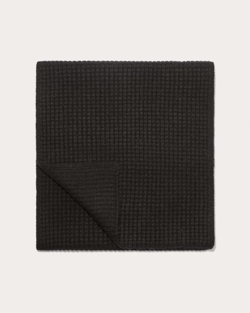 Alternative view of The Waffle Scarf | Black